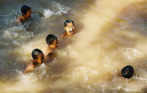 boys-swimming_laos-2001-by-norman-stephenson