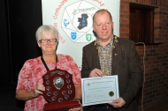 IPF President Dom Reddin presenting Lilian Webb with the best humour Trophy